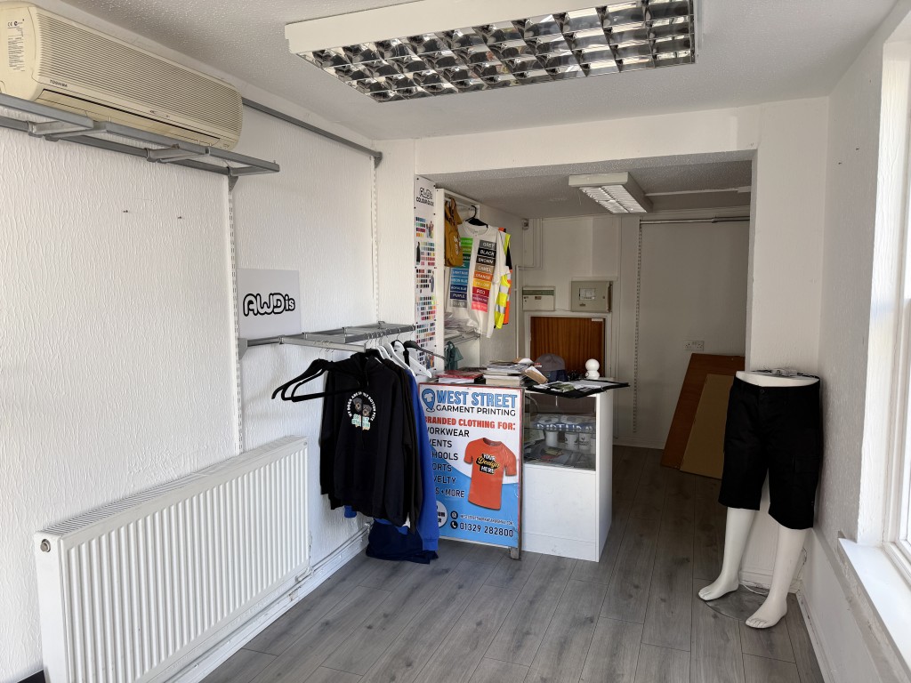 Lot: 21 - VACANT FREEHOLD COMMERCIAL PREMISES WITH POTENTIAL - Entrance and customer trading area